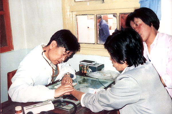 90年代，我所到皋蘭什川鄉(xiāng)開展&ldquo;學(xué)雷鋒，為民服務(wù)&rdquo;活動